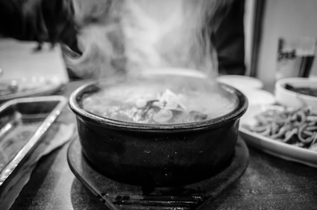 A steaming pot of White Karahi Masala